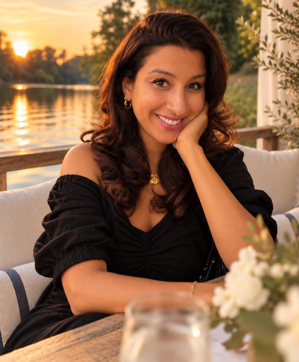 Portrait de Sofia au bord d'un lac